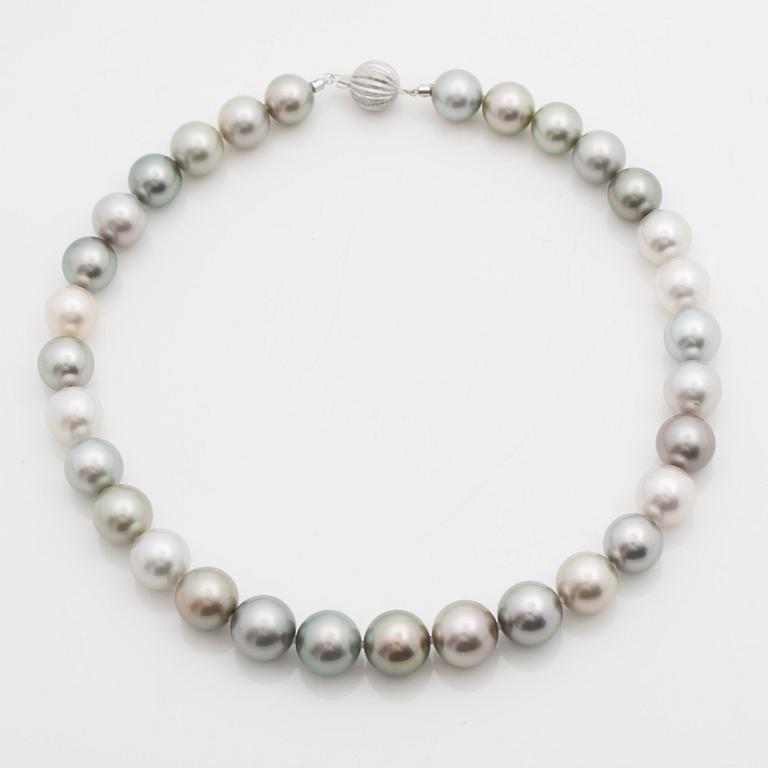 A cultured Tahitian pearl necklace. Pearls Ø 12.2 - 14.9 mm.