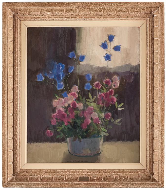 Olle Hjortzberg, Still life with blue-bells and clover.