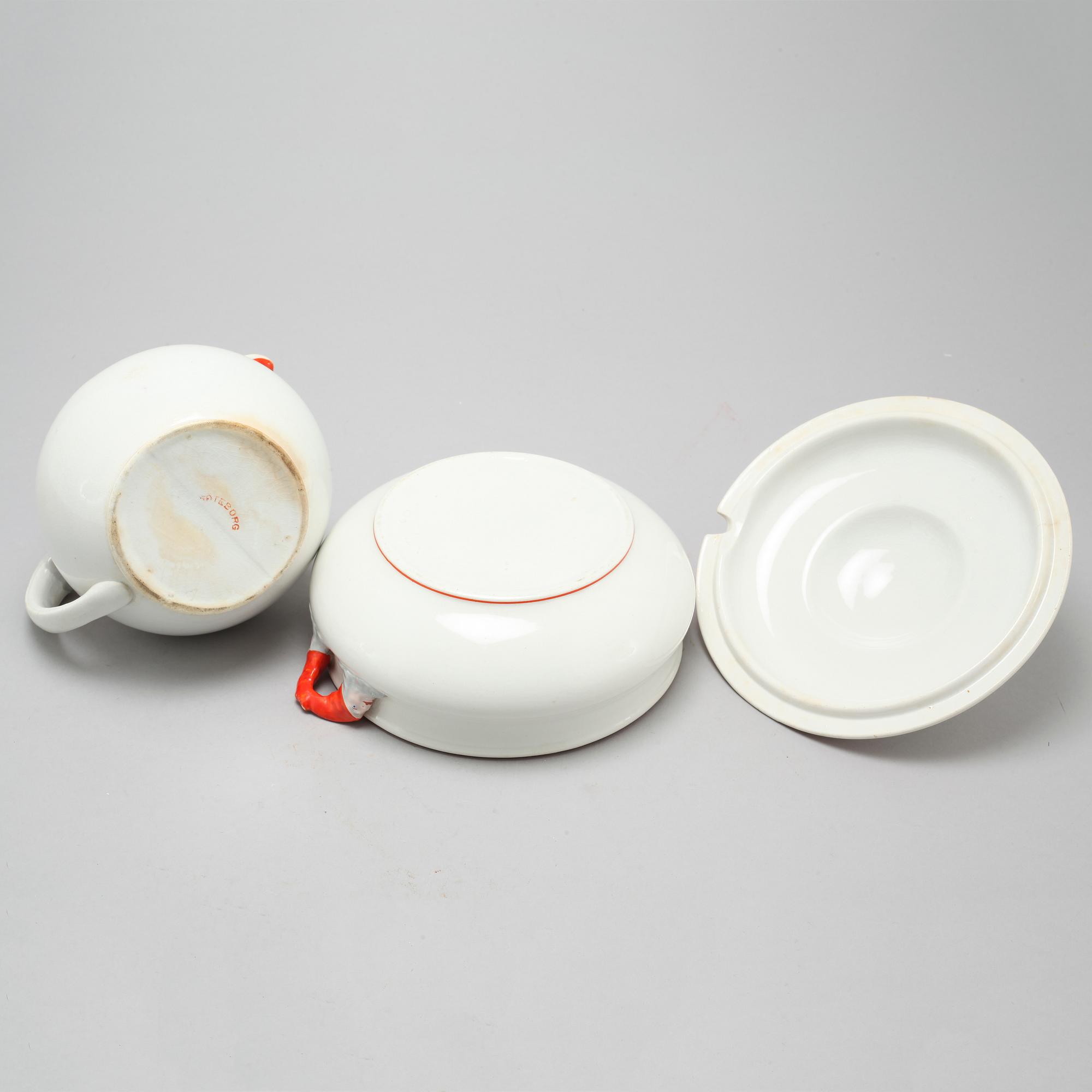 An eartheware porrige tureen and a jug from Göteborg, around the year 1900.