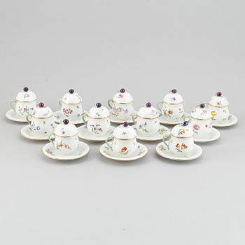 12 crèmekoppar med fat, Rörstrand samt Lidköping, 1900-talets början.