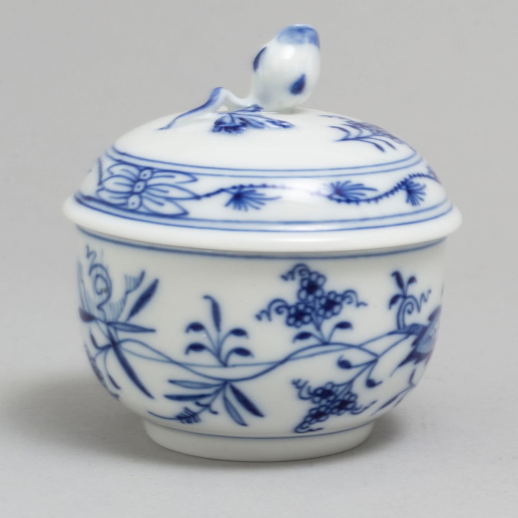 A Meissen part 'Blue Onion' coffee and dinner porcelain service, Germany, 20th century (33 pieces).