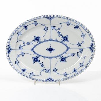Royal Copenhagen, matservis, 44 delar, porslin, "Musselmalet", helblond , Danmark.