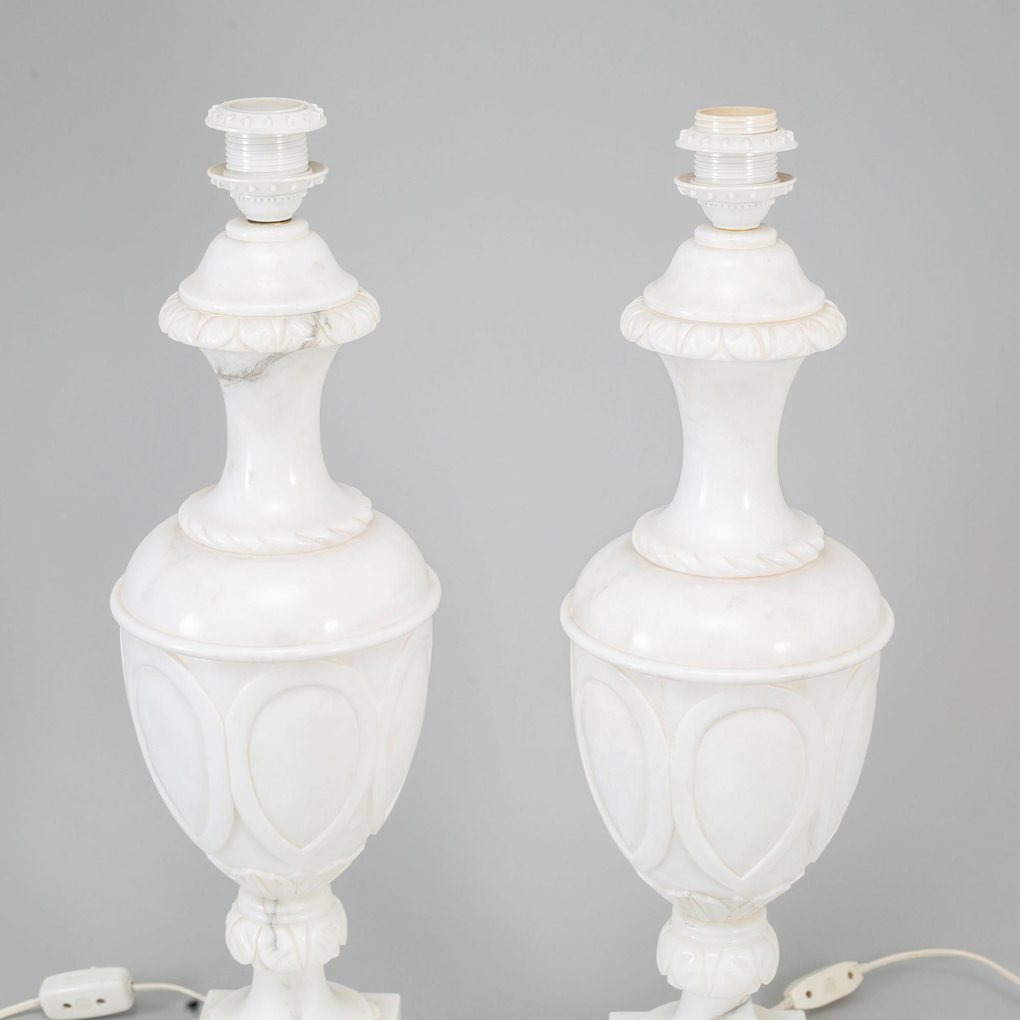 BORDSLAMPOR, ett par, alabaster, Italien, 1900-talets andra hälft.