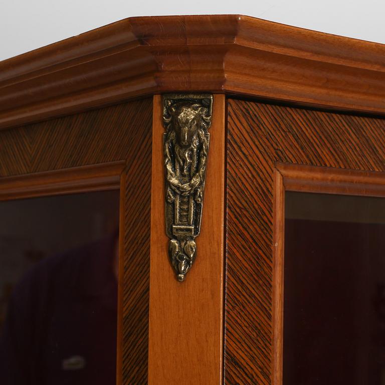 VITRINSKÅP, Louis XVI-stil, 1900-talets andra hälft.