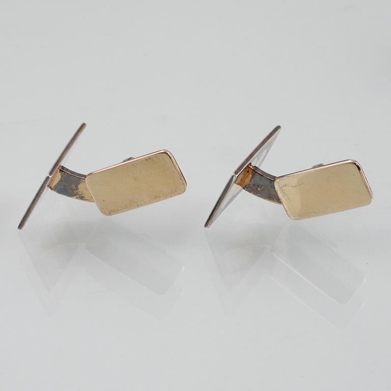 MANCHETTKNAPPAR, 3 par, silver samt pärlemor, ett par från Gustav Dahlgren & Co, Malmö. Total vikt 35,9 gram.