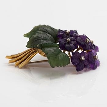 Brosch, 14K guld, skuren ametist och nefrit, diamanter ca 0.14 ct tot. Importstämplad Tillander, Helsingfors 1966.