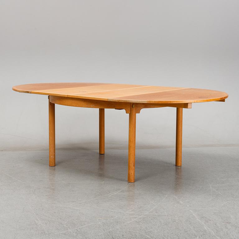 A 'Öresund' oak veneered dining table by Børge Mogensen, Karl Andersson & Söner. 2 foldable leaves included.