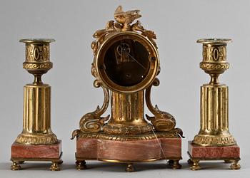 BORDSPENDYL samt LJUSSTAKAR ett par, Louis XVI stil. 1900-tal.