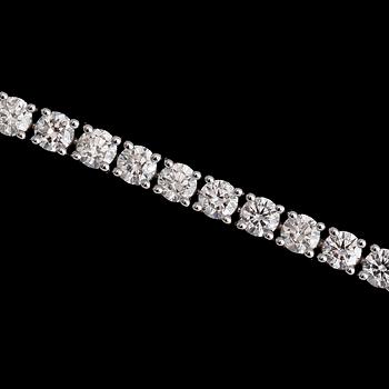 ARMBAND, 18 k vitguld, 54 briljantslipade diamanter tot ca 4.92 ct.