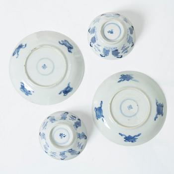 Koppar med fat, 2 stycken samt koppar, 2 stycken. porslin Kina 1700/1800-tal.