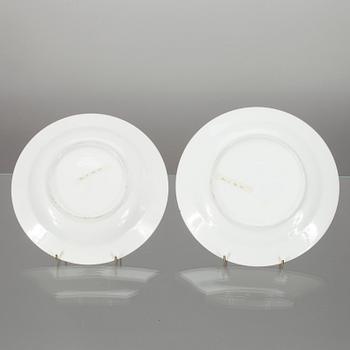 TALLRIKAR, 2 st, porslin, möjligen Ryssland sekelskiftet 1700/1800-tal.