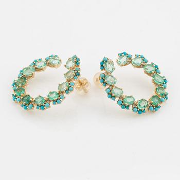 Earrings in 18K gold with turquoises, emeralds, and brilliant-cut diamonds.