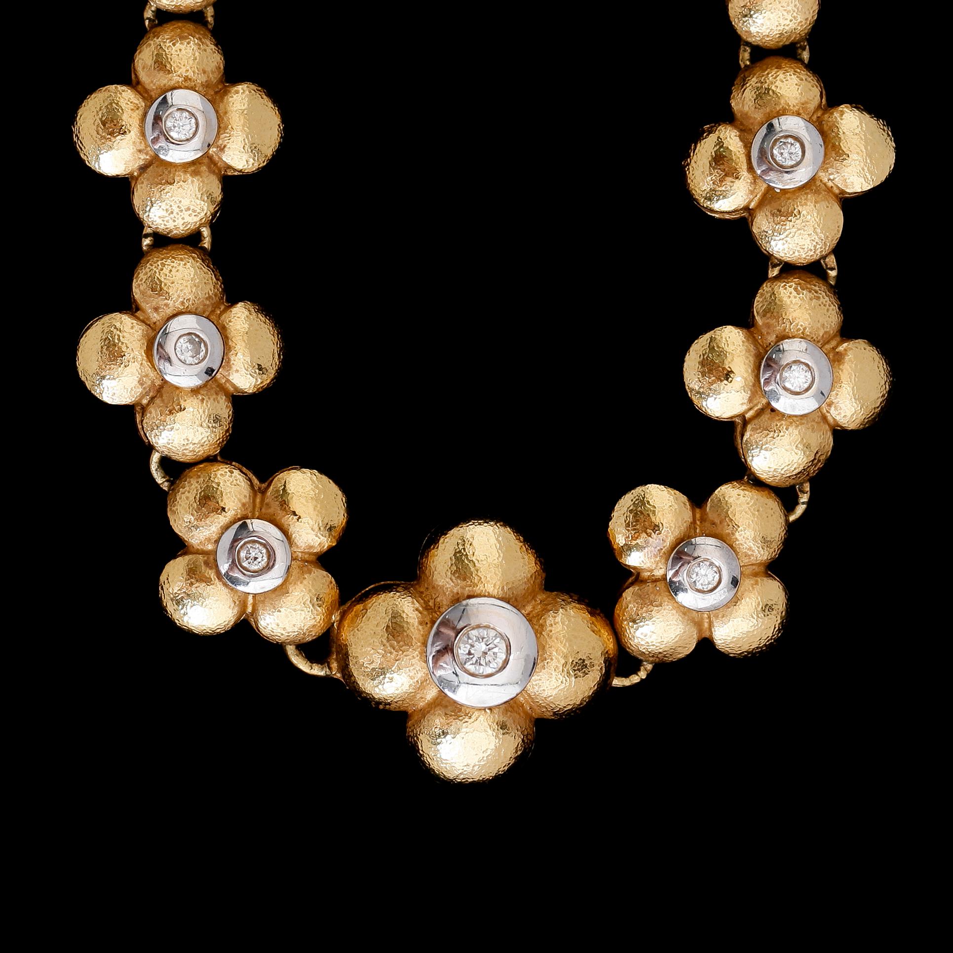 COLLIER, 18K tvåfärgat guld, RNS, briljantslipade diamanter tot ca 0.30 ct. Vikt ca 66 g.