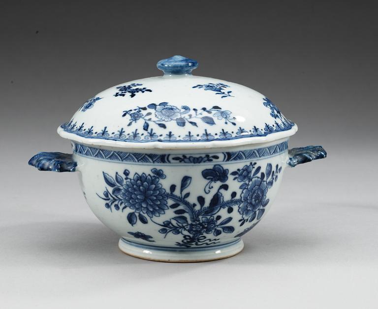 A blue and white equelle with cover, Qing dynasty, Qianlong (1736-95).