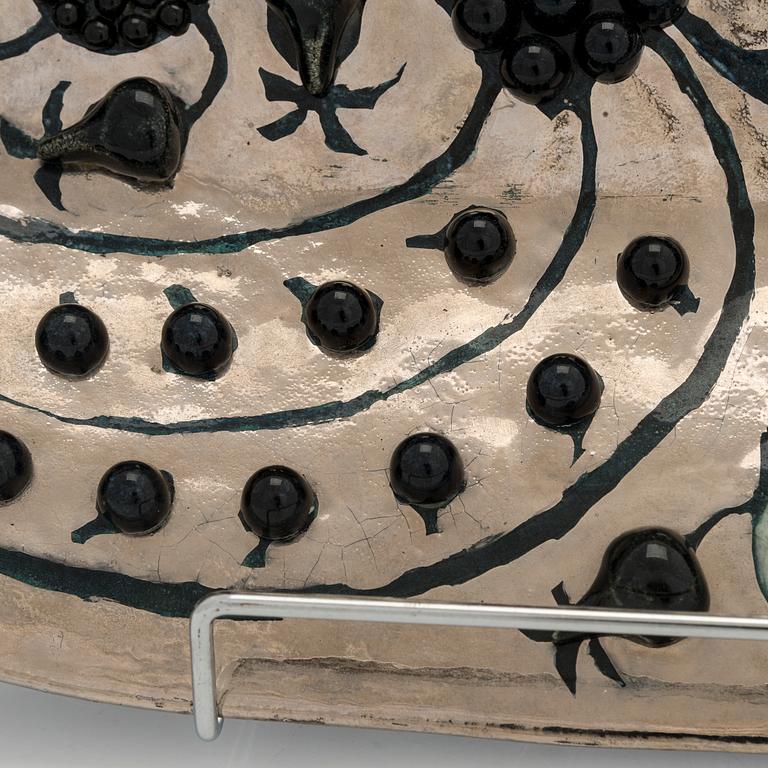 Birger Kaipiainen, a stoneware decorative dish signed Kaipiainen Arabia.