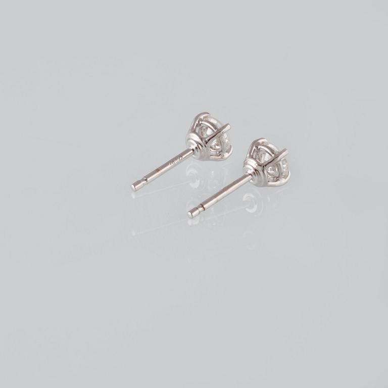 ÖRHÄNGEN, 18K vitguld med briljantslipade diamanter ca 0.67 ct. Vikt 1,6 gram.
