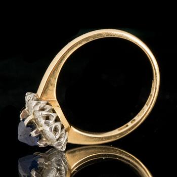 RING, 18k guld med diamanter totalt ca 0,50 ct, och blå sten. Hugo Strömdahl Stockholm, 1951. Vikt ca 2 gram.