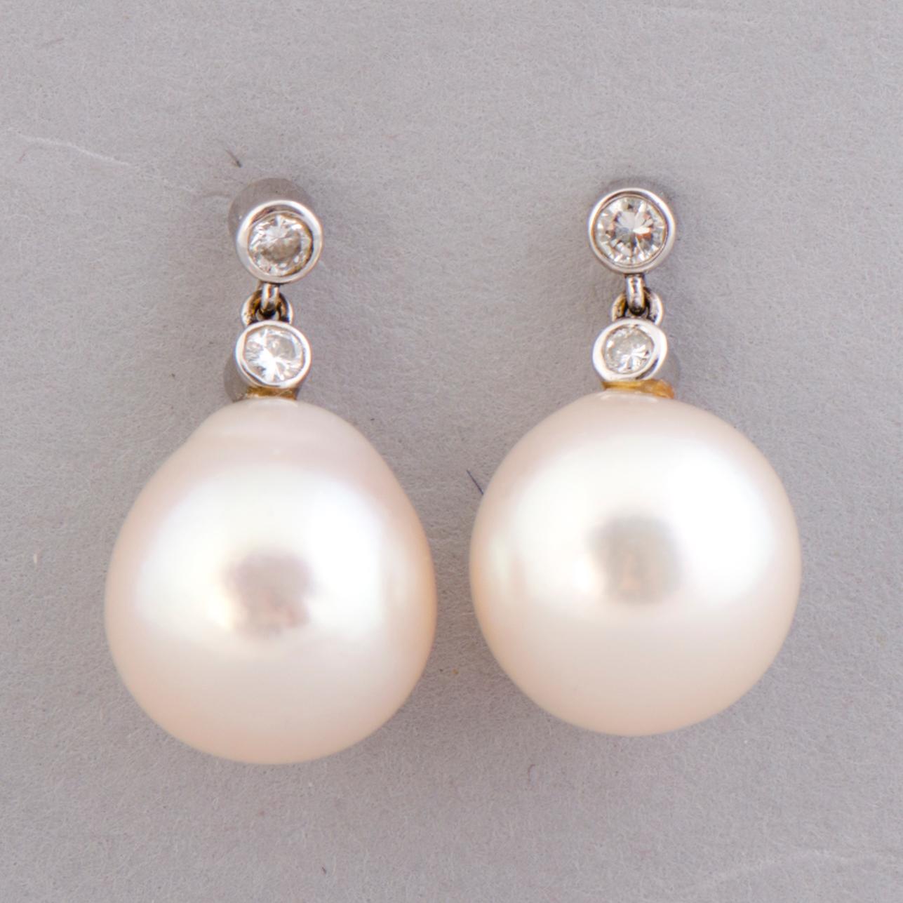 ÖRHÄNGEN, odlade pärlor, diamanter, 18K vitguld.