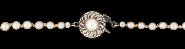 PÄRLCOLLIER, odlade sötvattenspärlor, lås i silver.