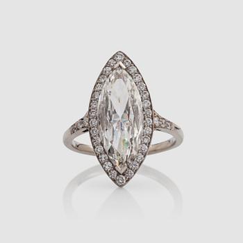 1157. A 3.02 ct marquise-cut diamond ring. Quality G/VS2 according to certificate from GIA.