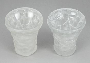 VASER, 2 st, glas, Lalique-typ, ej signerade, 1900-tal.