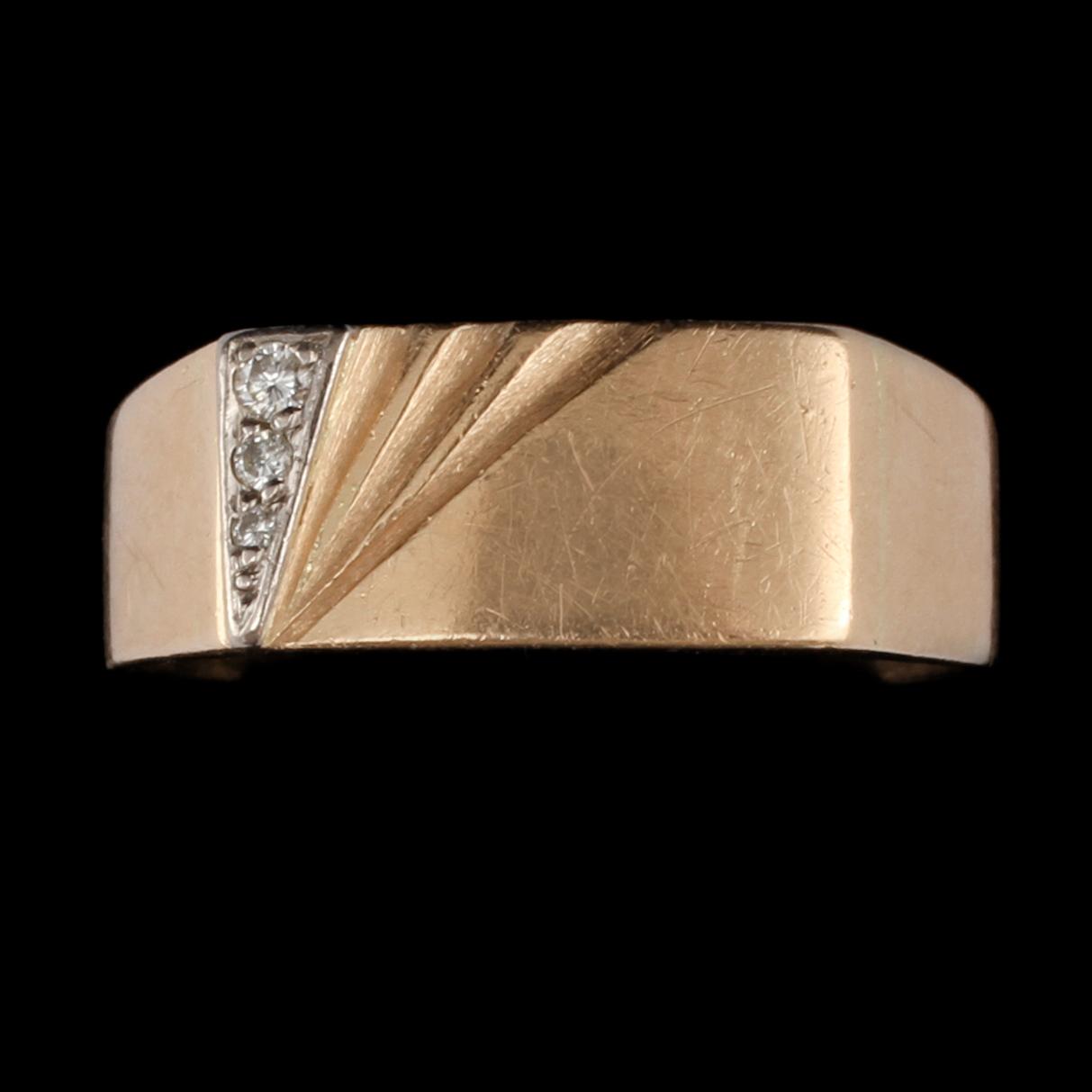 RING, 18k guld med 3 briljantslipade diamanter tot 0.07 ct, Alton, Falköping, 1992. Vikt 13 g.