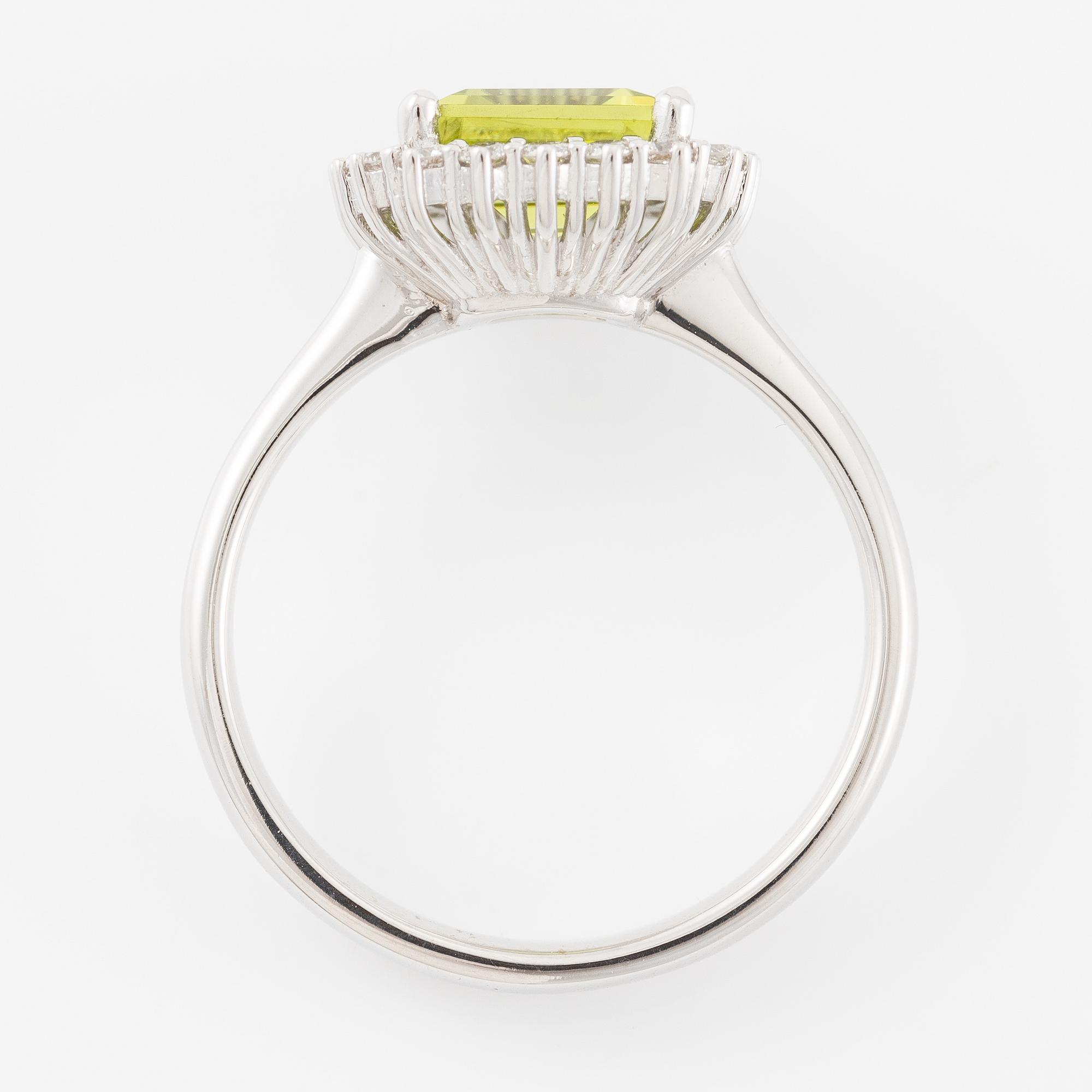 Ring 18K white gold with peridot and brilliant-cut diamonds.