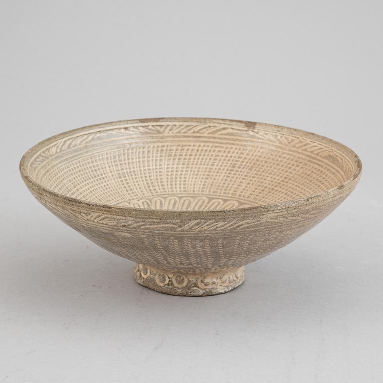A Korean ceramic glazed bowl, Goryeo/Koryo (918-1392).
