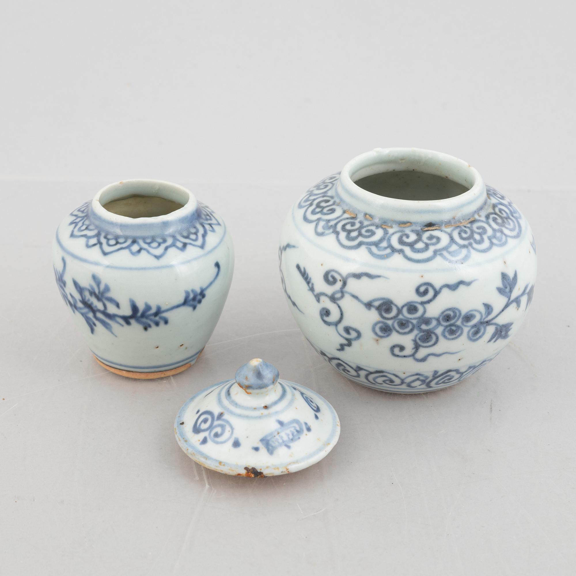 Krukor, två stycken, porslin, Mingdynastin (1368-1644).