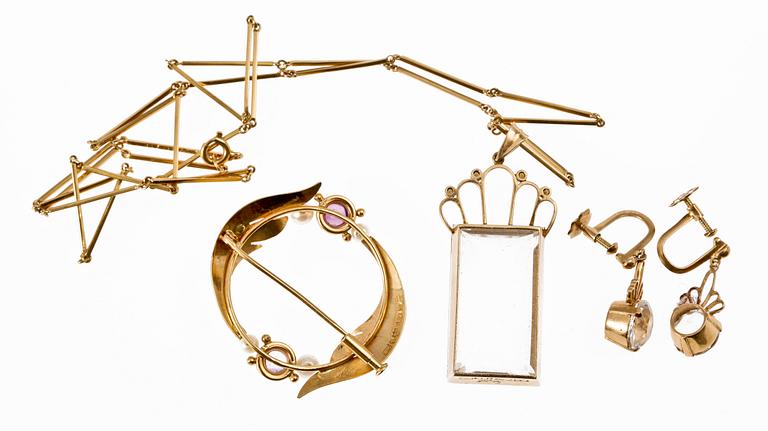 SMYCKEN, 3 st, 18 K guld med bergkristall, pärlor och ametister, Stigbert, 1944-57.