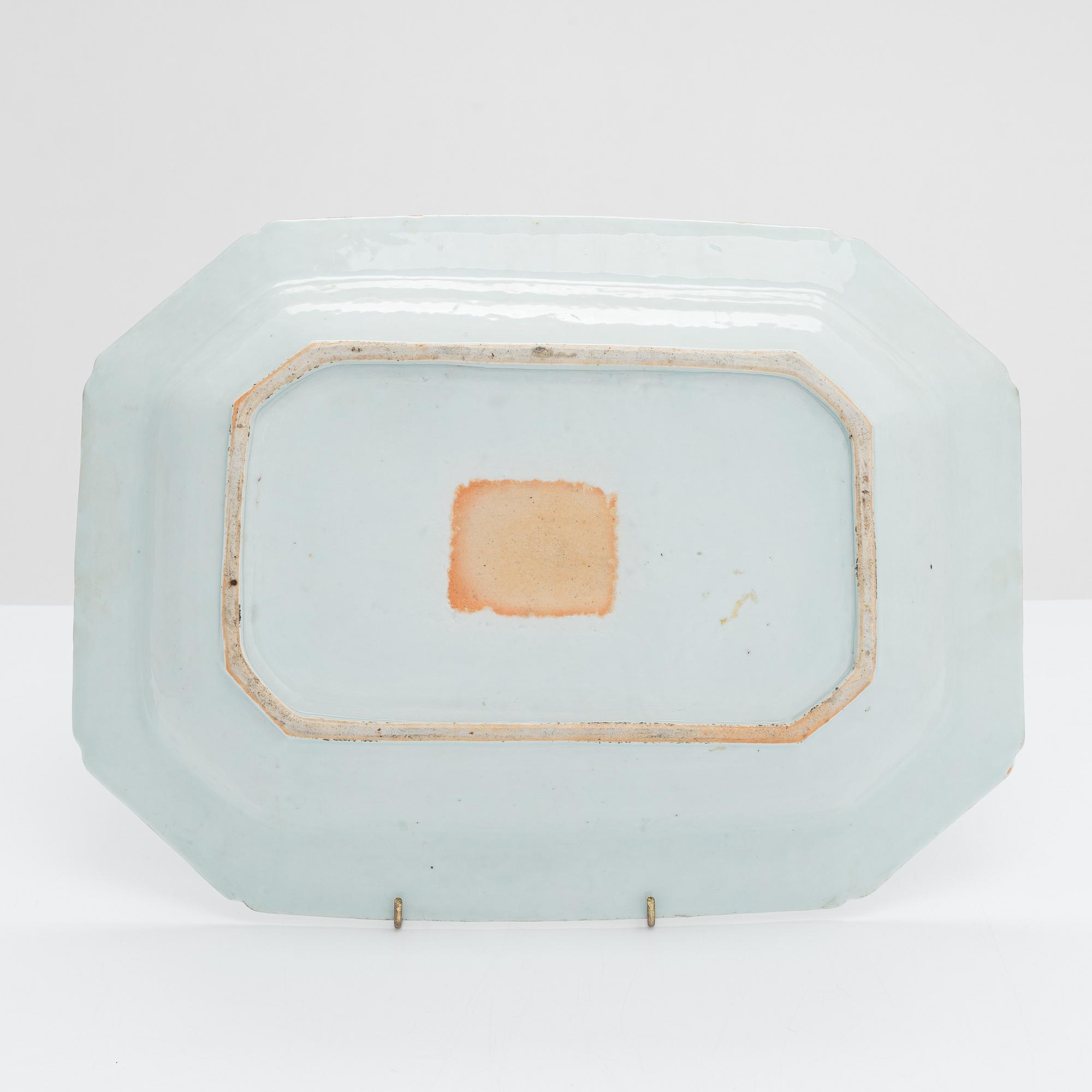 A porcelain tureen dish, Qianlong (1736-1795), China.