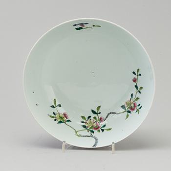 A famille rose export porcelain bowl, late 19th/early 20th century.