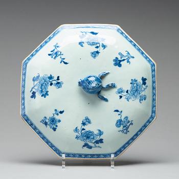 A blue and white tureen with cover and stand, Qing dynasty, Qianlong (1736-95).