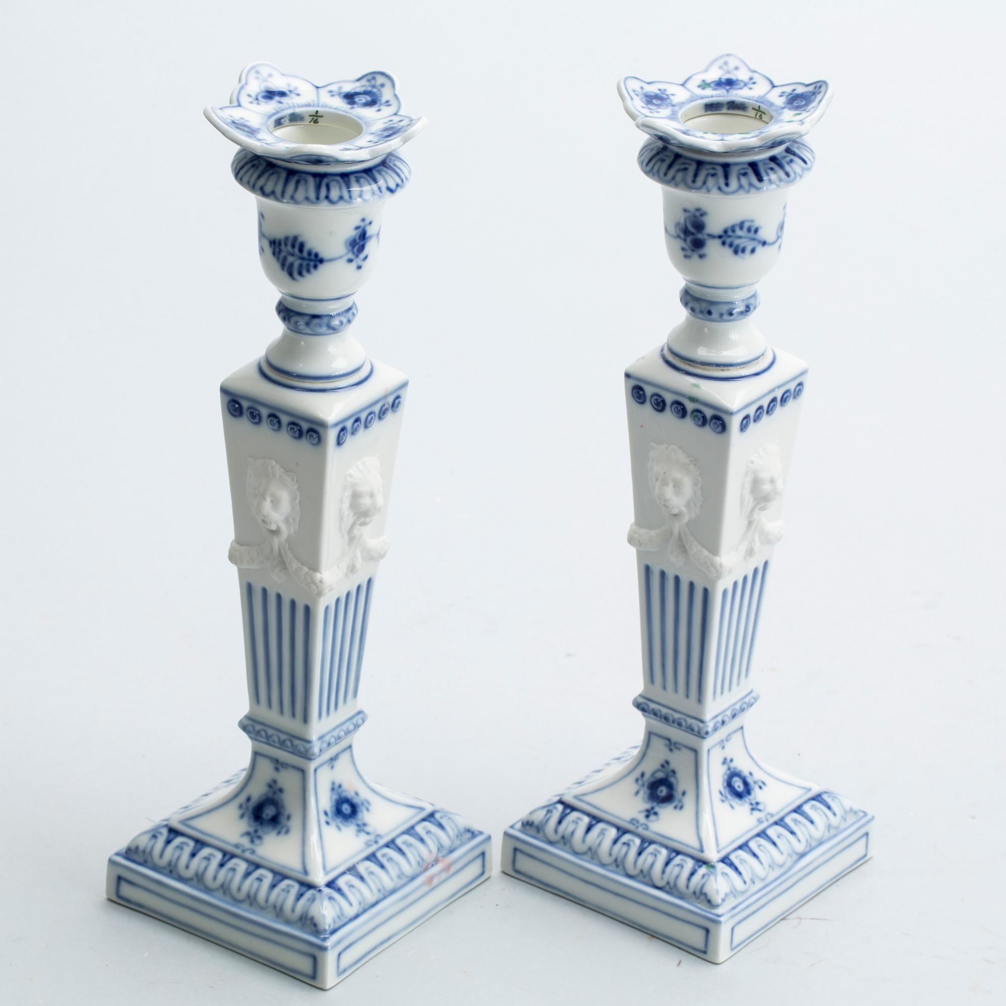 LJUSSTAKAR med lösa ljusmanschetter, ett par, porslin, "Musselmalet", Royal Copenhagen, 1900-tal.