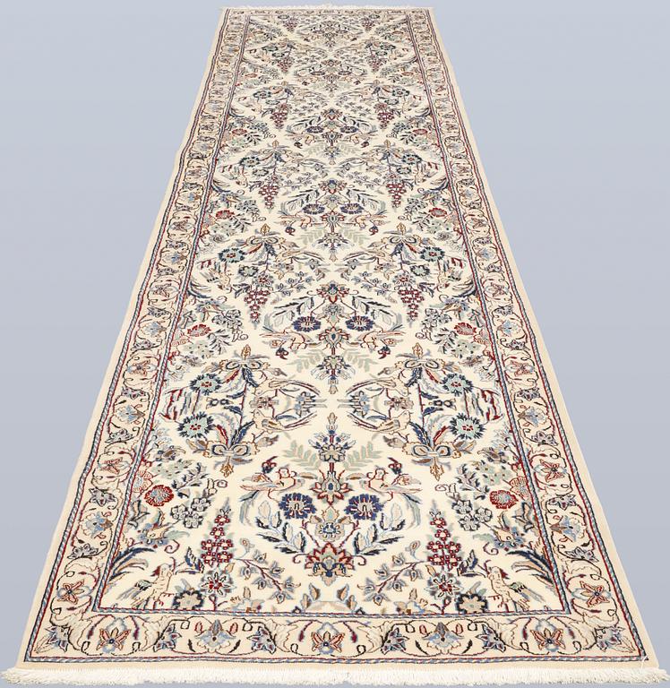 A part silk runner, Nain, so-called 9LAA approx. 390 x 94 cm.