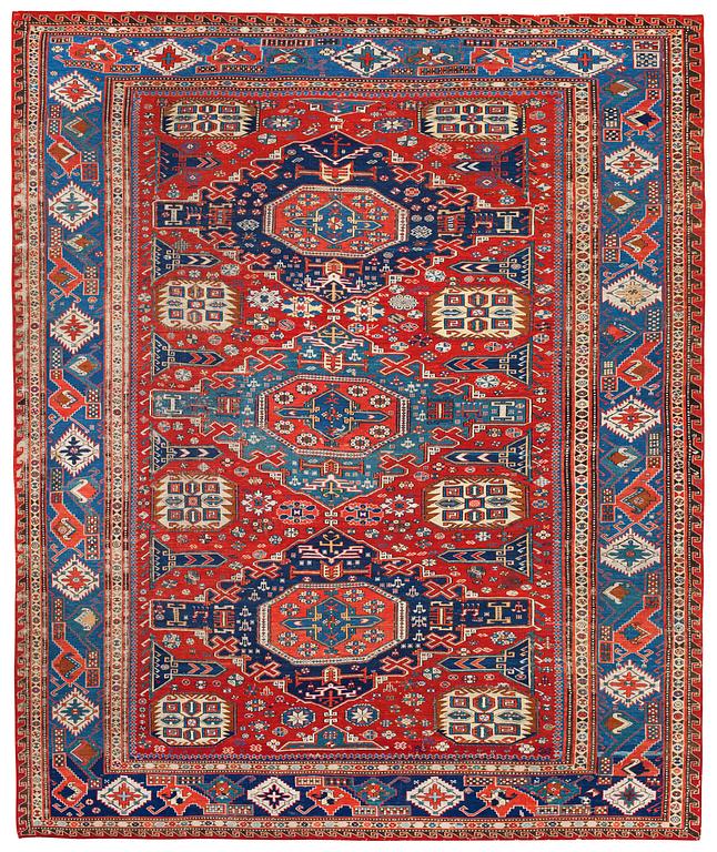ANTIK ÖSTKAUKASISK SOUMAK. 271 x 222,5 cm.