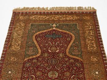 Matta, antik silke Kum Kapi med metallbroschering, Istanbul omkring 1910, "Sultan's Head Prayer" design.