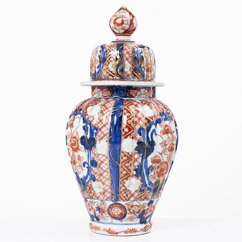 Fat och urna, porslin, Japan, Meiji (1868-1912).