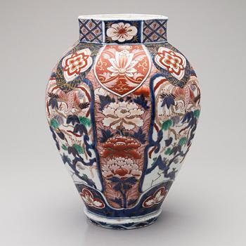 An Imari porcelain urn, from around the turn of the 20th century Japan.