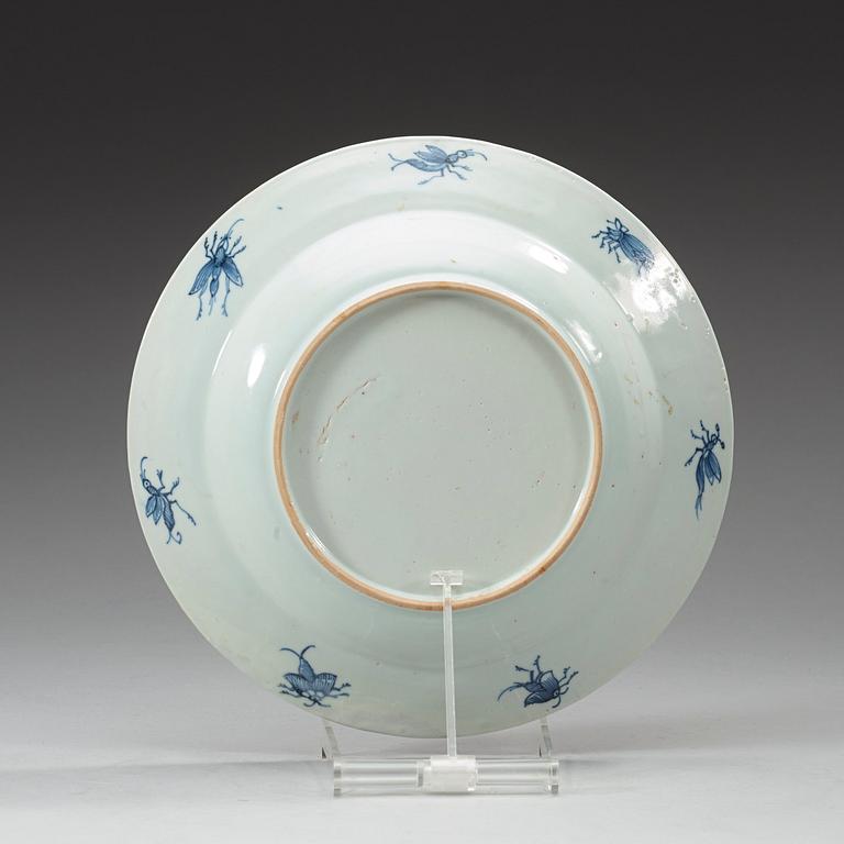 An imari 'Dame au Parasol' Pronk dish, Qing dynasty, circa 1730-40.