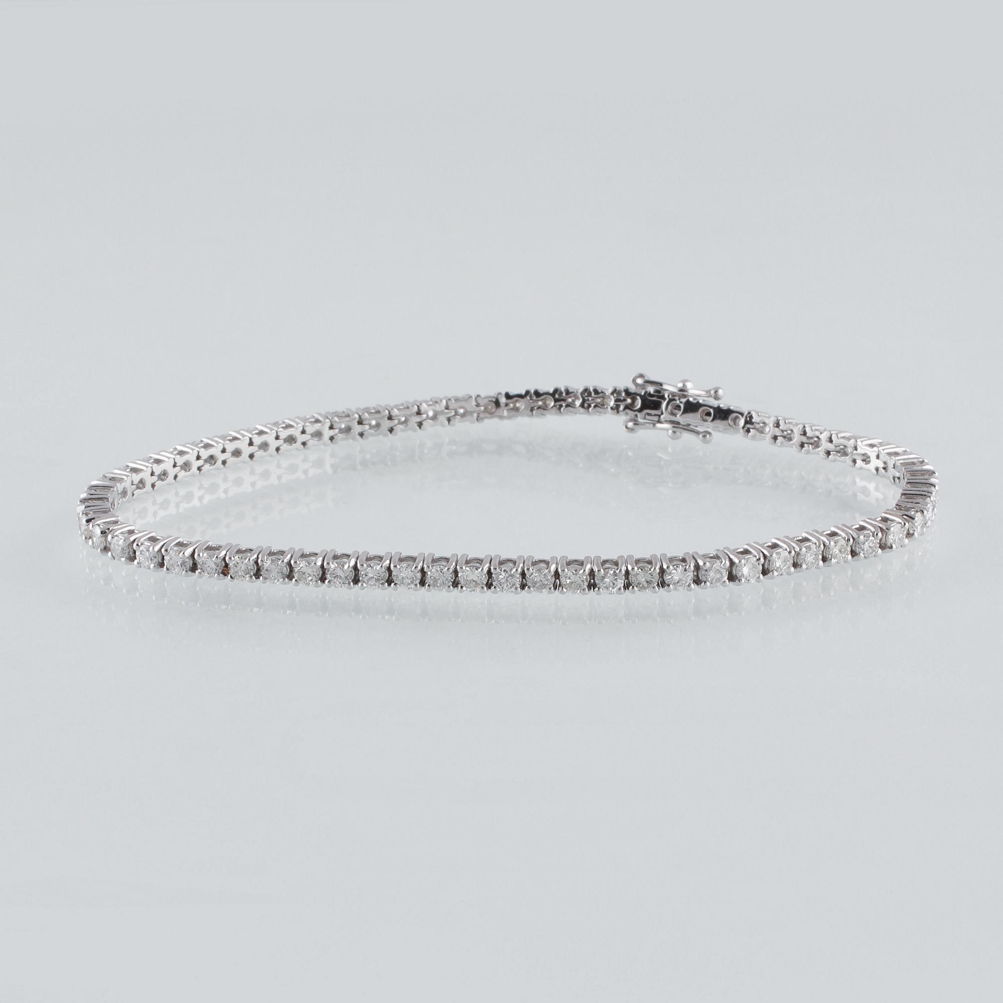 ARMBAND, 18K vitguld med briljantslipade diamanter ca 3.55 ct. Vikt 10,9 gram.