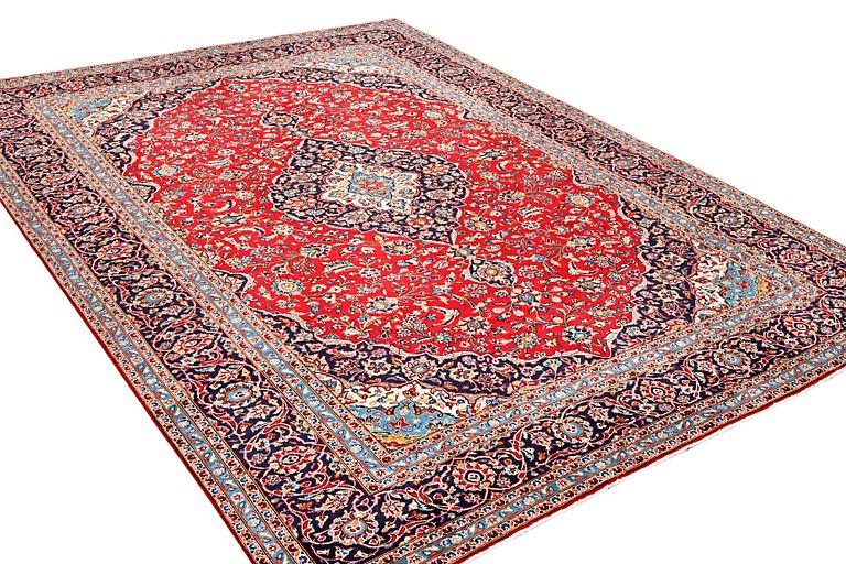 A Kashan carpet, c. 412 x 300 cm.