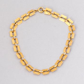 A KULTAKESKUS JEWELLERY SET, necklace, bracelet and earrings, 14K gold. Kultakeskus 1969-80.