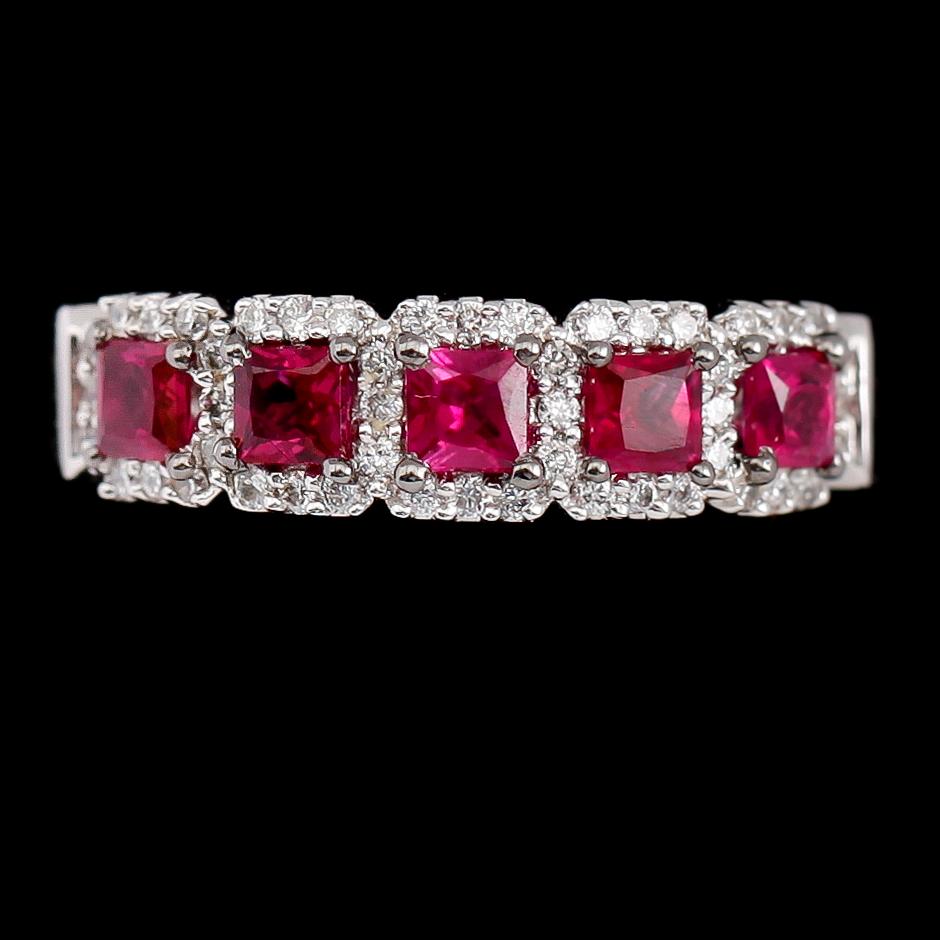 RING, 18 k vitguld, rubiner tot 0.87 ct, diamanter tot 0.24 ct.