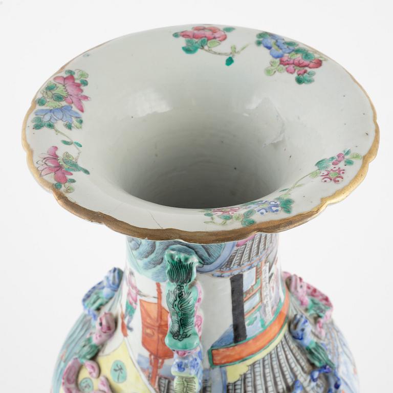 Golvvas, porslin. Kina, Sen Qingdynasti.