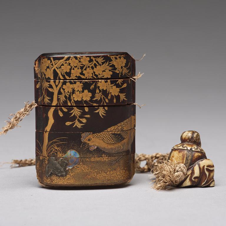 INRO, lack samt NETSUKE, ben. Japan, Meiji (1868-1912).