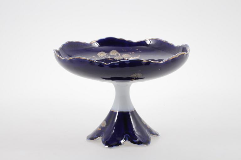 FAT PÅ FOT. Porslin. Gardner, Ryssland, 1900-tal.