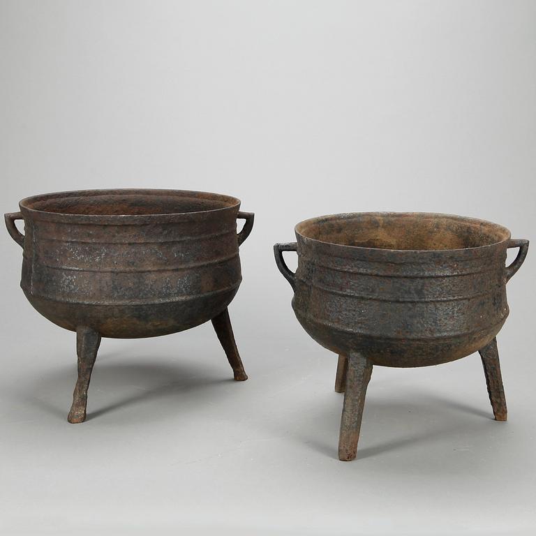 GRYTOR, 2 st, gjutjärn, en märkt HF, sannolikt Hällefors bruk, 1800-tal.