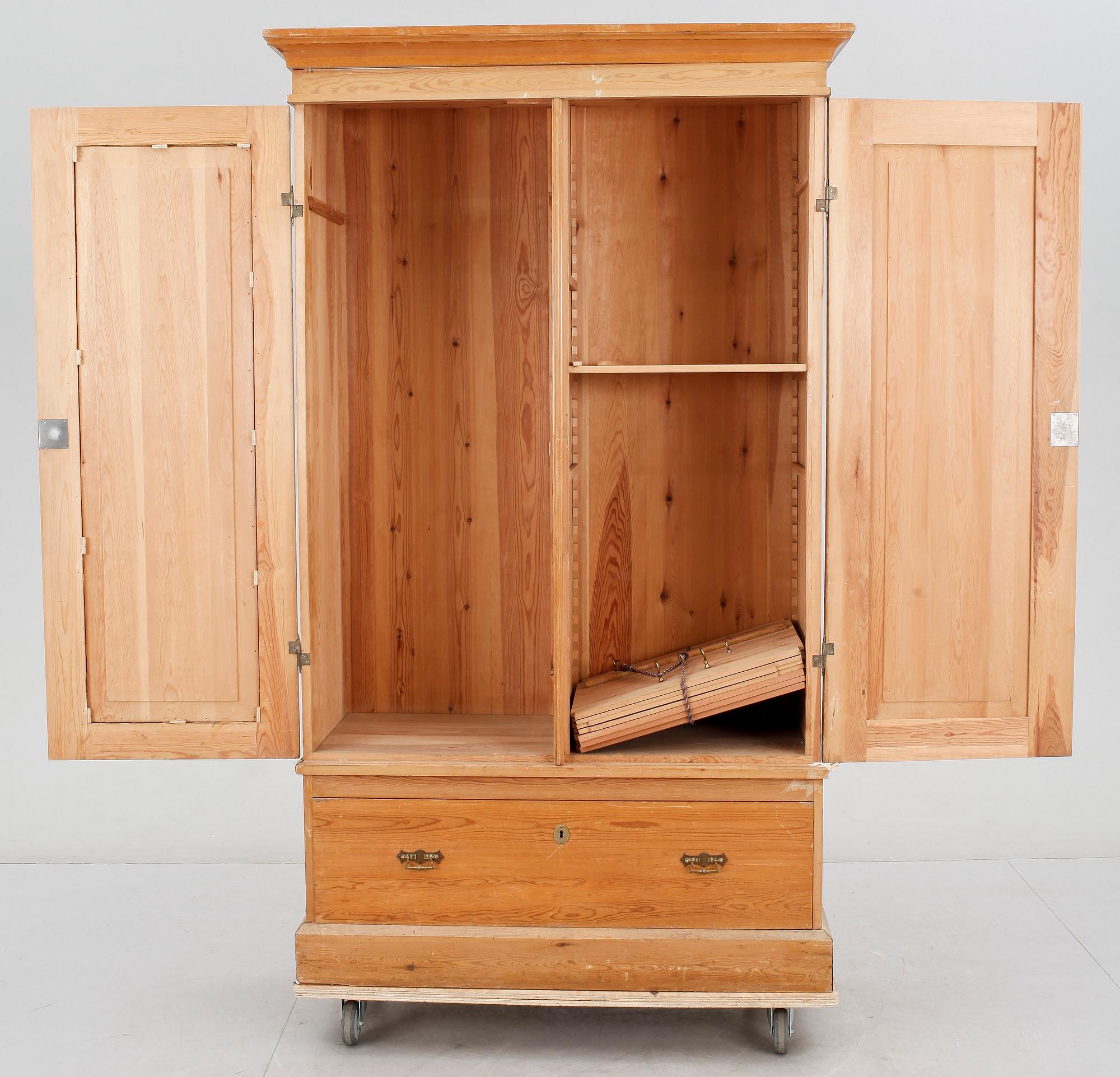 KUNGLIGT SKÅP, CE Jonssons möbleringsaffär Stockholm, 1900-talets början.