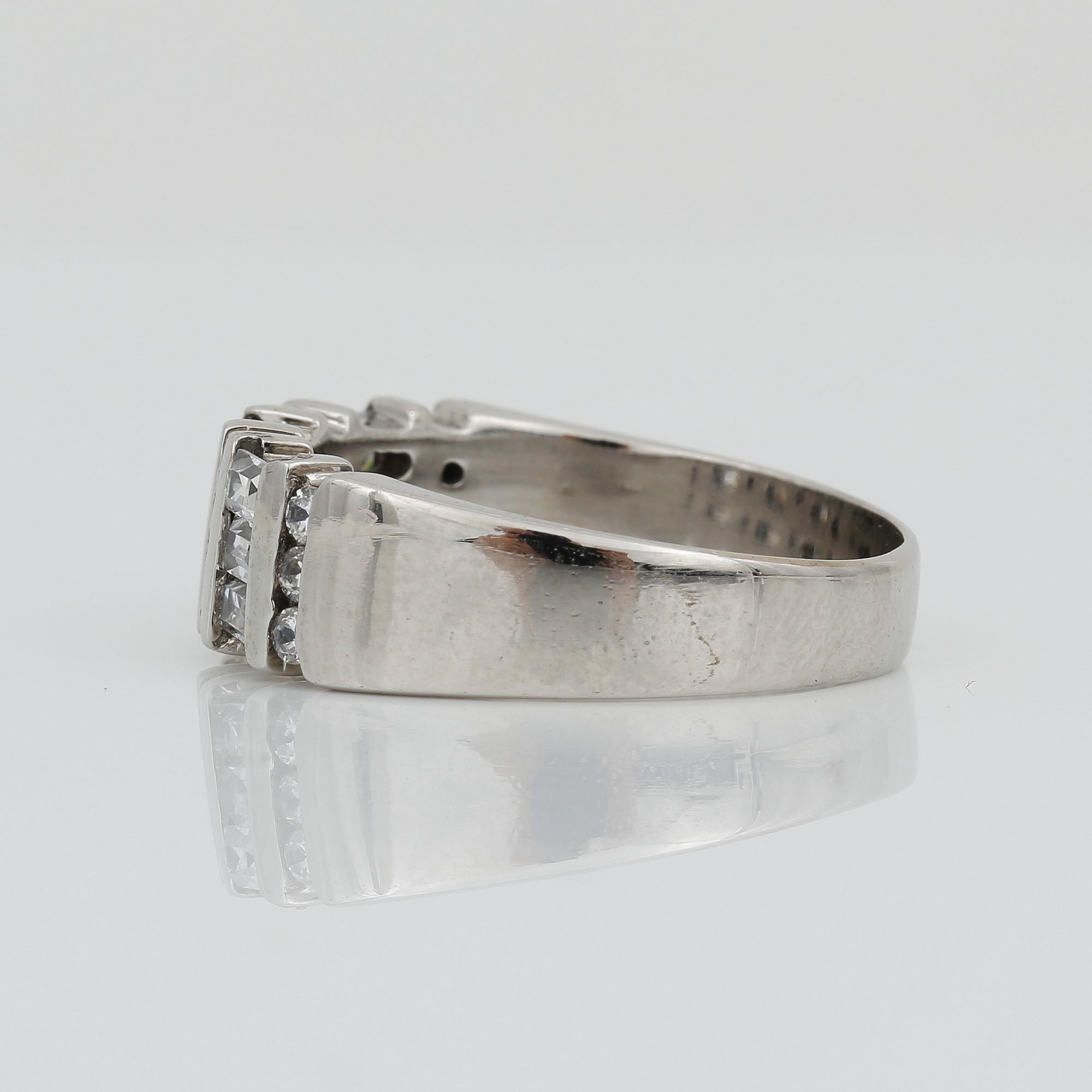 RING, 18K vitguld med baguette och briljantslipade diamanter, tot ca 1,26 ct. Vikt ca 5,76 g.